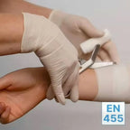 Weißer medizinischer tourniquet mit metallschnalle wird an arm bei arnomed latexhandschuhe puderfrei 100 stück angelegt