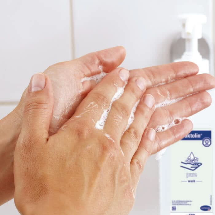 Weiße pumpe flasche daktolin handwaschmittel mit blauem etikett und weißem spender hm baktolin pure waschlotion