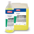 Gelbe flüssigkeit in transparenter flasche und großer undurchsichtiger 10l flasche von buzil perfekt g 440 alkalischer intensivreiniger