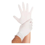Hand mit weißen hygostar safe light nitrilhandschuhen aus leichtem latex für medizinische anwendung