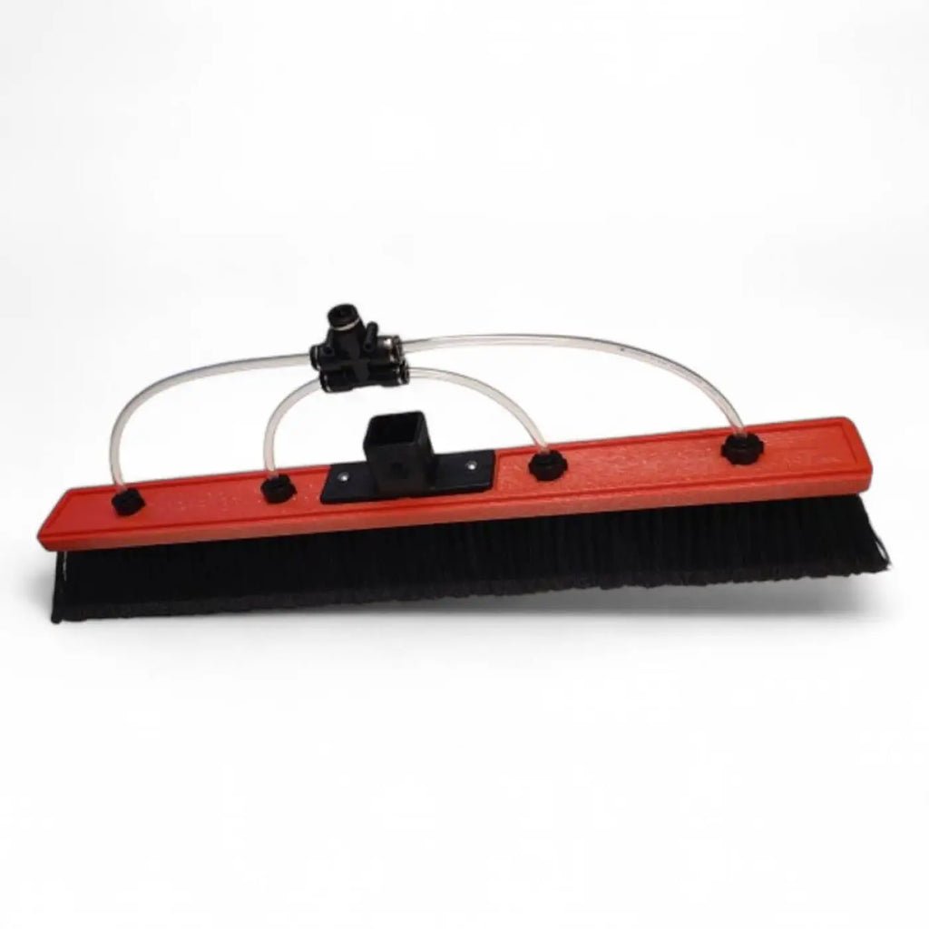 Rote kunststoffsqueegee mit schwarzen borsten und durchsichtigem schlauch am schwarzen ventil gardiner bürste solar weich geflockt 45 cm