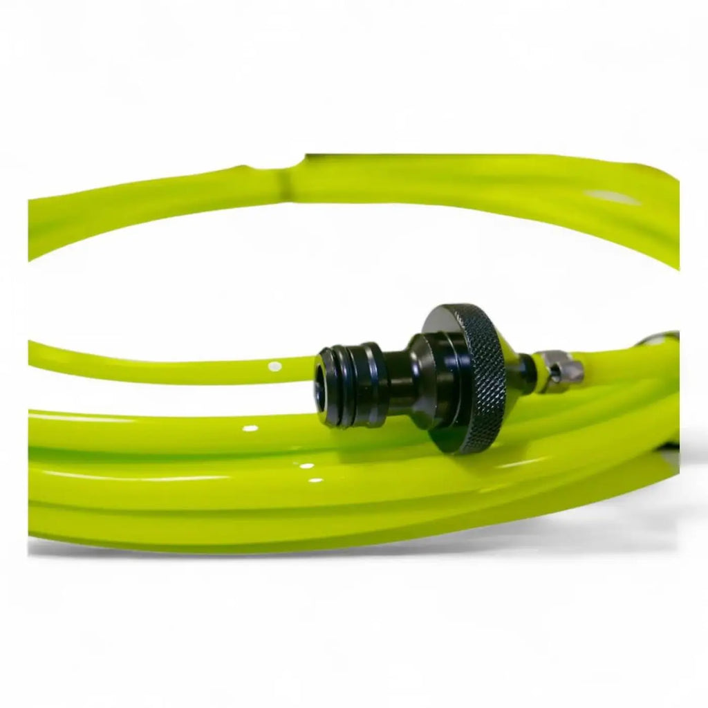 Bright limegrüner flexibler schlauch mit schwarzem gewindeverbindung und rändelrad an gardiner slx 25 teleskopstange