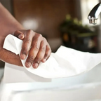 Weiße hygoClean papierhandtücher aus 2-lagigem recyclingpapier in hand gehalten mit V/ZZ-falzung 23x21 cm