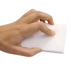 Weißer rechteckiger schmutzradierer schwamm aus high-tech-schaum von hygoclean in hand gehalten