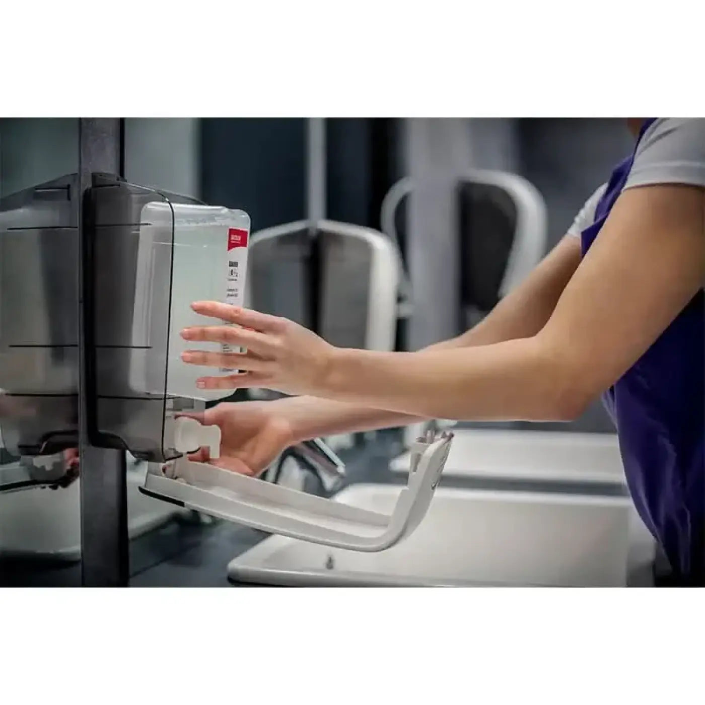 Grauer und weißer wandmontierter seifenspender mit durchsichtigem frontpanel Katrin Seifenspender 1000ml