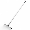 Silver metal squeegee mit schwarzer gummilippe und griff von kiehl wischwiesel für effektives wischen