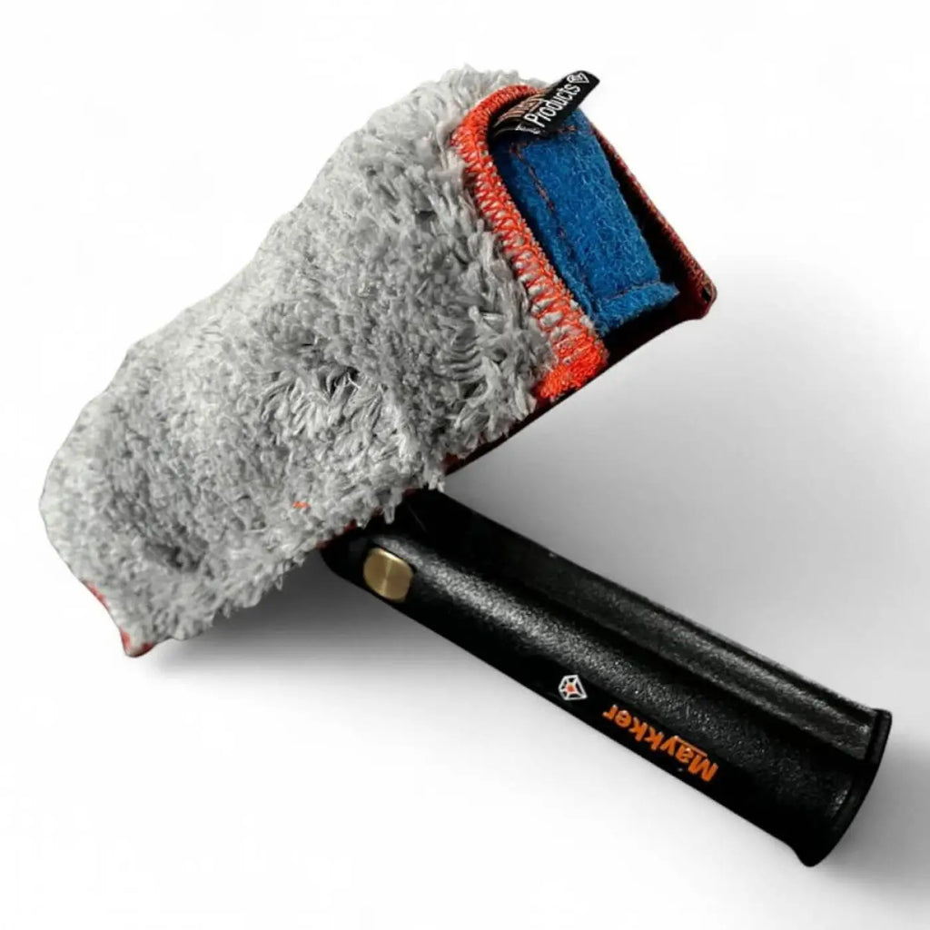Grauer plüschhandschuh mit blauem innenfutter und oranger umrandung von meykler products im maykker einwascher komplett set python