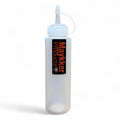 Klarer plastik-squeeze-flasche mit weißer kappe und nozzle und orangefarbener maykler products etikett im maykker refill smartbottle design