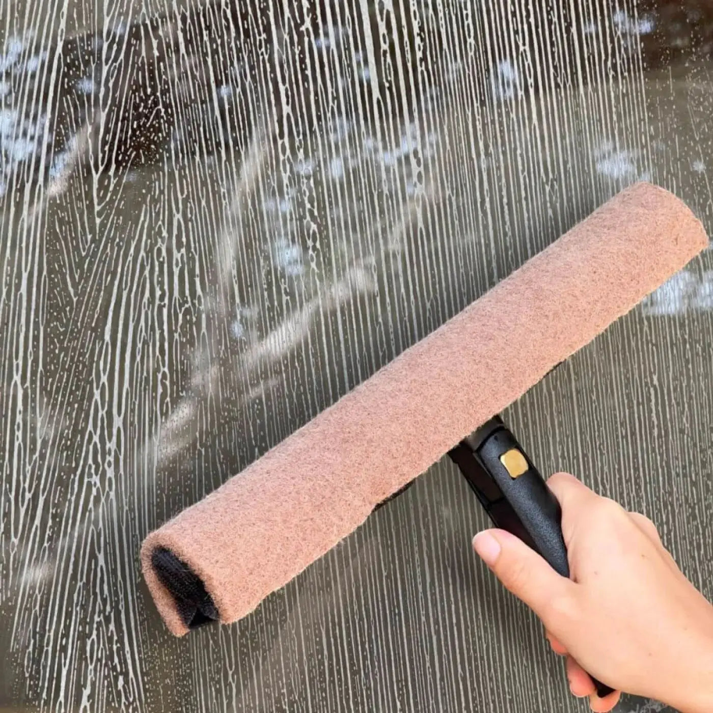 Rosa schwammtip-fenstersauger mit schwarzem griff im maykker walnuss einwascher bezug design