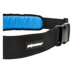 Schwarzer gewebter nylongürtel mit blau gepolstertem bereich und schwarzer kunststoffschnalle mit mörner label
