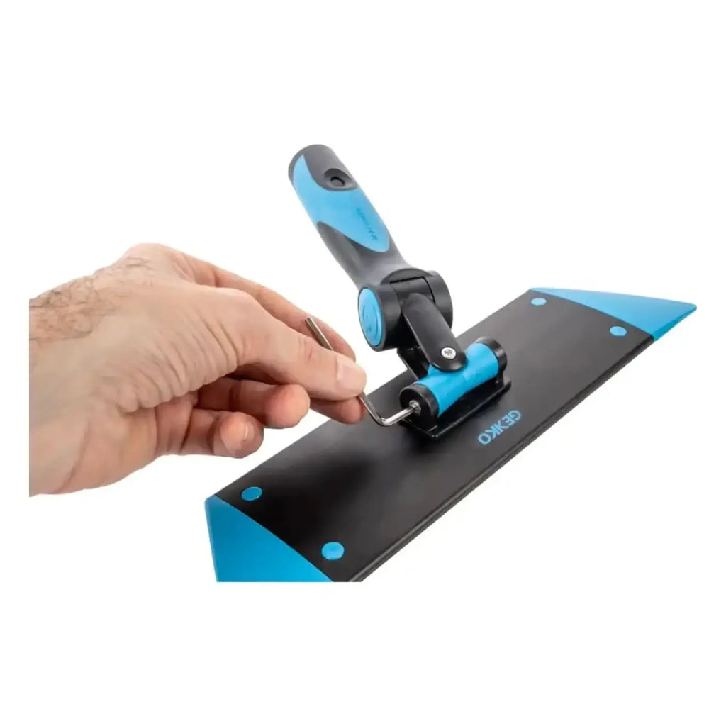 Blauer und schwarzer okko trowel mit ergonomischem griff für moerman gekko padhalter fenstereinwascher