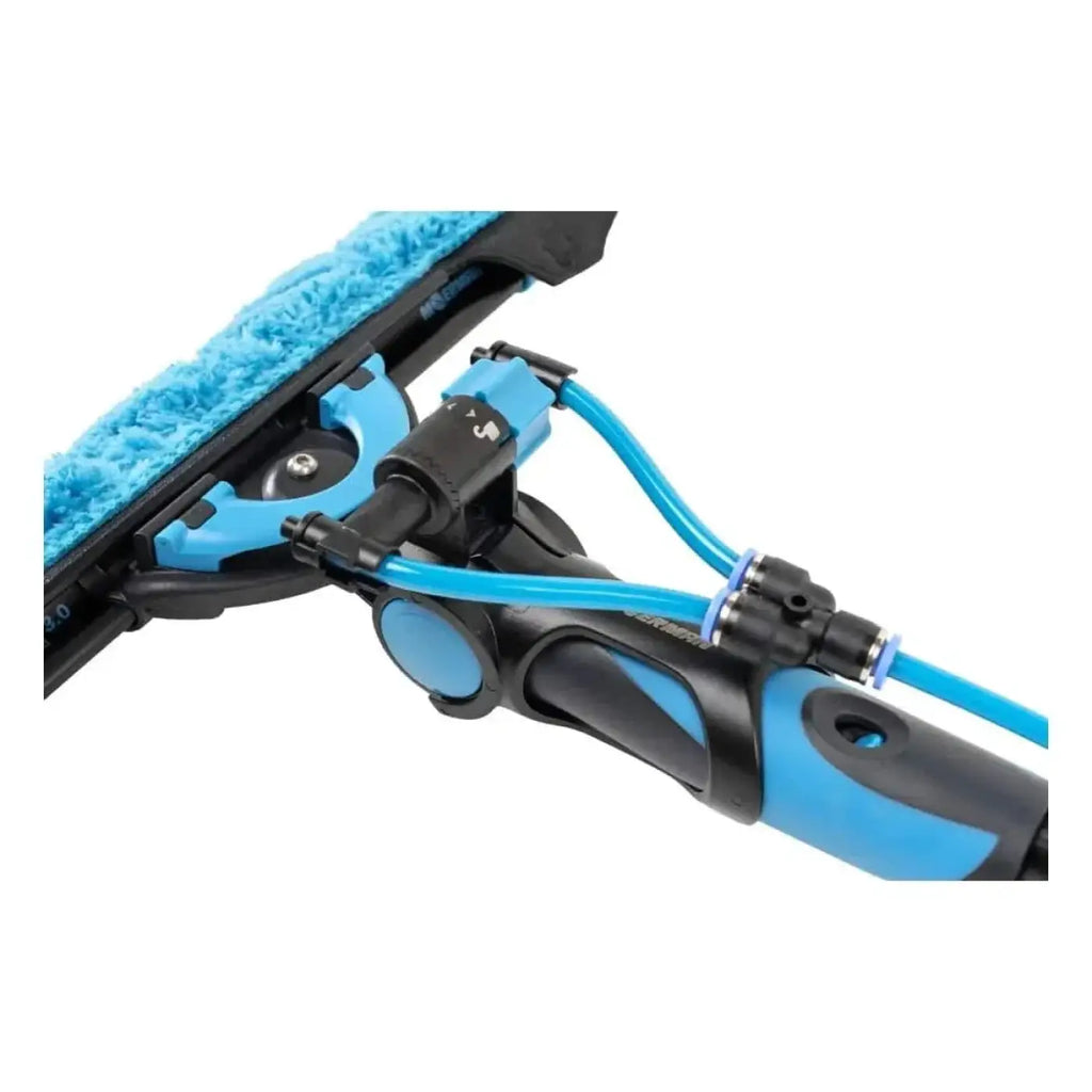 Blau-schwarzes handheld fensterreinigungsgerät mit strukturiertem mikrofaserkopf im moerman spray-ray set