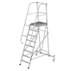 Munk plattformleiter fahrbar mit silberner aluminiumplattform, strukturierter grauer stufe und vier rollen