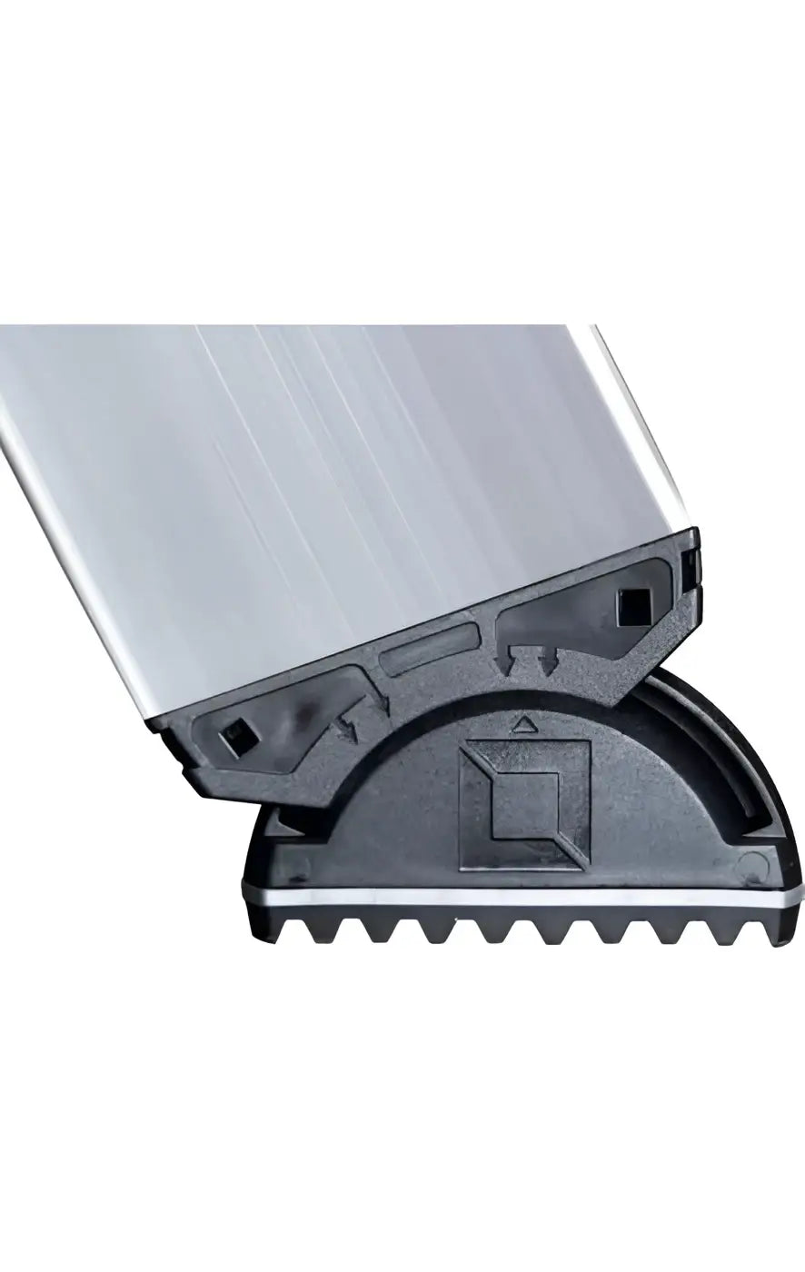 Silberne aluminiumleiter mit schwarzer plastikbasis und zahnradkante, klappbar mit schmalem fahrwerk von munk