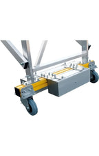 Silberne alu-plattformleiter munk klappbar mit gelben sicherheitsgeländern und schwarzem schmalem fahrwerk