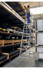 Silberne aluminium klappleiter munk plattformleiter mit schmalem fahrwerk und blauen sicherheitsgeländern