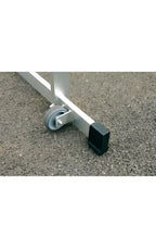 Silberner metallrahmen der munk plattformleiter mit grauen rollen und schwarzem gummifußschutz