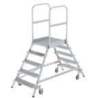 Silberne aluminium podesttreppe von munk mit sicherheitsgeländer und federrollen beidseitig begehbar