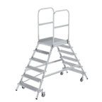 Silberfarbene aluminum podesttreppe von munk mit beidseitigem zugang sicherheitsgeländer und federrollen