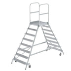 Silberne aluminium a-rahmen leiter mit platform und handläufen für sichere zugänge zu erhöhten arbeitsbereichen