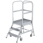 Silberne aluminium podesttreppe mit drei stufen, oberster plattform und vier federrollen für mobilität