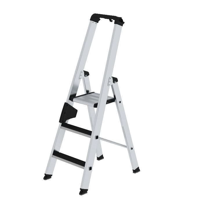 Silberne aluminium stufen-stehleiter von munk günzburger steigtechnik mit clip-step und schwarzen gummigriffen und fusspads