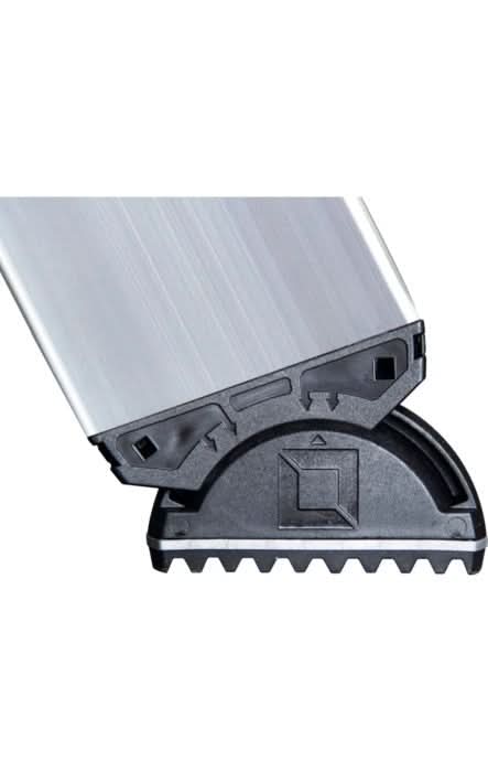 Silberne aluminiumleitersprosse mit schwarzer kunststoffbasis und zahnradkante bei munk günzburger steigtechnik stehleiter