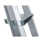 Munk ml stufen-stehleiter mit silbernem aluminium-verbindungsstück, schwarzem gummigriff und sichtbaren schrauben