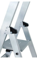 Munk stufen-stehleiter aus silbernem aluminium mit schwarz gummierten fußpads und strukturierter plattform, belastbar bis 250 kg