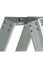 Silberne aluminiumstufen-stehleiter munk beidseitig begehbar mit clip-step r13 und verstärkten verbindungen