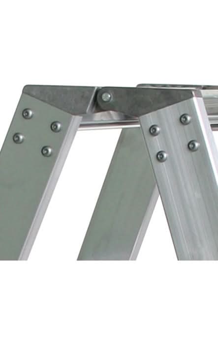 Silberne aluminiumstufen-stehleiter munk beidseitig begehbar mit clip-step r13 und verstärkten verbindungen
