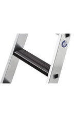 Munk stufen-stehleiter aus silbernem aluminium mit schwarzen rutschfesten stufen und clip-step relax funktion