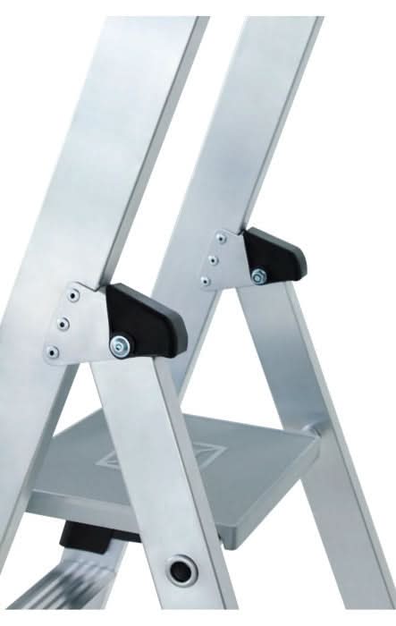 Silberne aluminium stufen-stehleiter einseitig begehbar mit clip-step relax und schwarzen gummierten fußpads