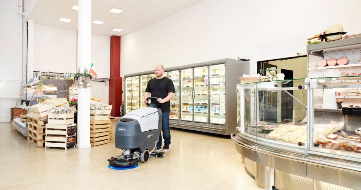 Nilfisk scheuersaugmaschine sc401 bd graue und weiße industrielle bodenreinigungsmaschine mit blauem rundbürstenpad