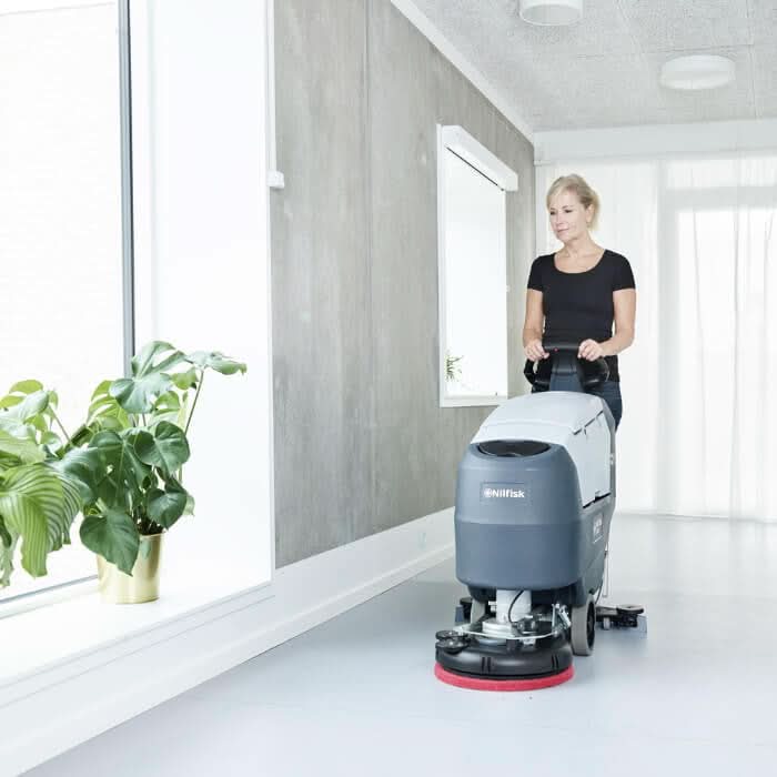 Nilfisk scheuersaugmaschine sc401 bd kombi graue und weiße professionelle bodenreinigungsmaschine mit rotem scheuerpad