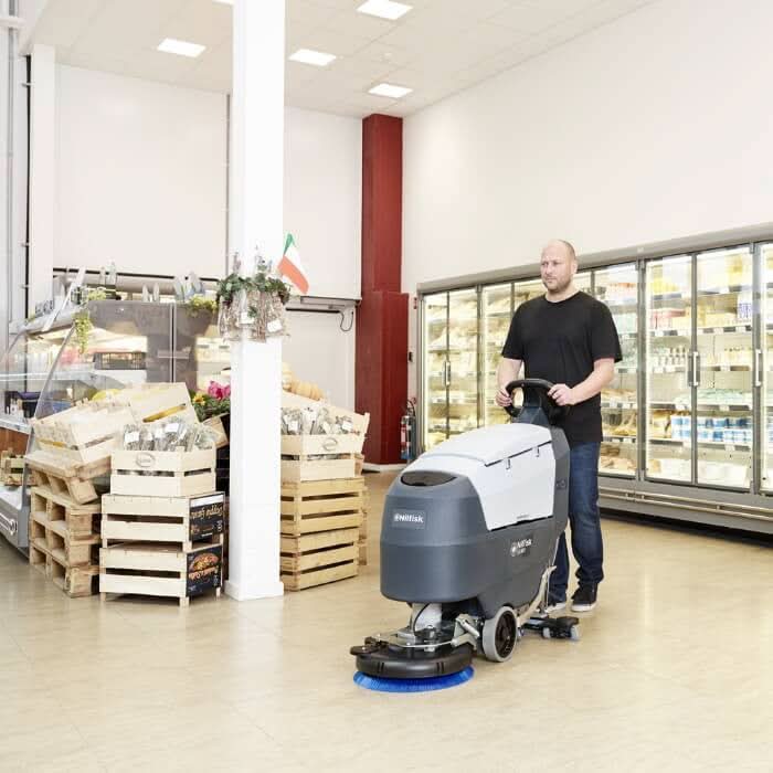 Nilfisk scheuersaugmaschine sc401 bd kombi in grau und weiß mit blauem bürstenkopf frontansicht industrielle bodenreinigungsmaschine