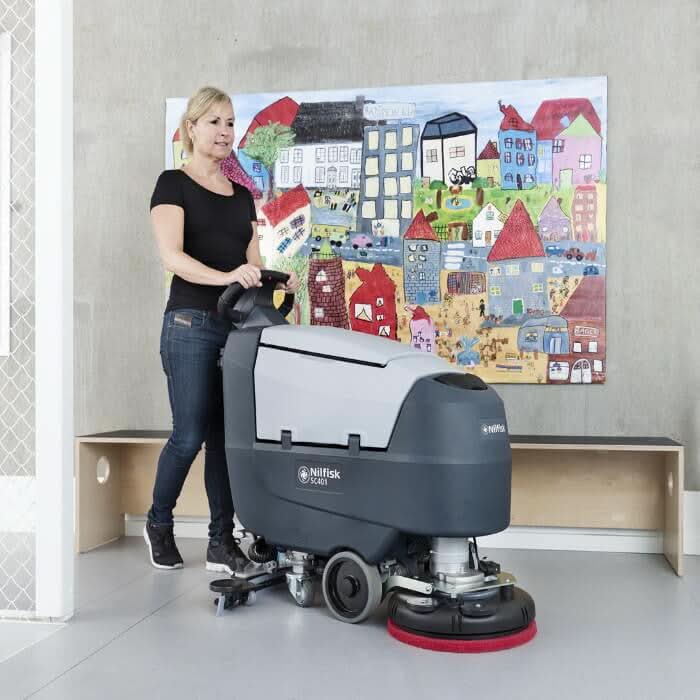 Nilfisk scheuersaugmaschine sc401 bd kombi in grau und silber mit rotem reinigungspad für bodenreinigung