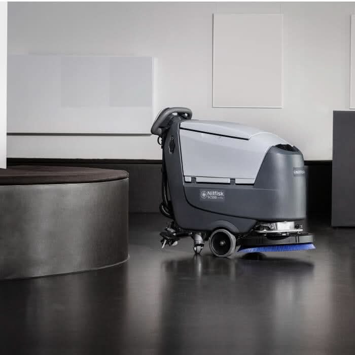 Nilfisk scheuersaugmaschine sc500 53 b mit grauem und silbernem hilisk xc300 bodenreiniger und blauem bürstenkopf