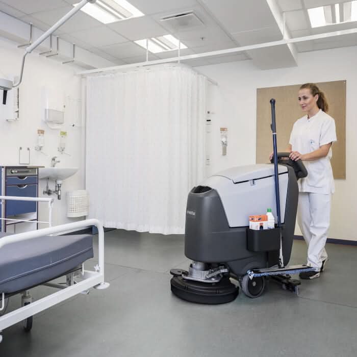 Grau-schwarze nilfisk scheuersaugmaschine sc500 53 b mit langem griff für krankenhaus und gewerbliche reinigung