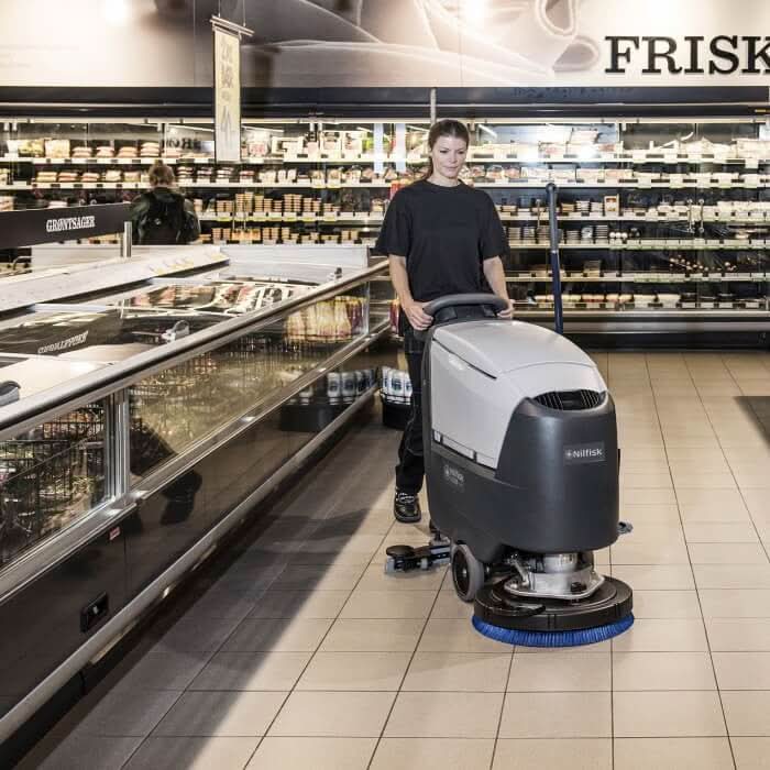 Grau schwarze nilfisk scheuersaugmaschine sc500 53 b mit blauem bürstenkopf für industrielle bodenreinigung