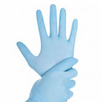 Hand mit hellblauen puderfreien nitrilhandschuhen rapid-on aus 100er bestandsartikel