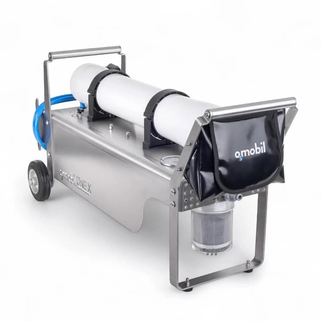 Silberner omobil spectranex industrie wasserbehandlungskarren mit weißen zylindrischen tanks und schwarzen riemen für osmobil one x reinigung