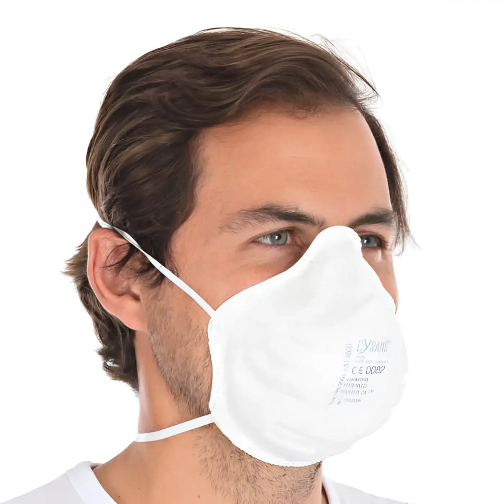 Weißes ffp2 respirator mit elastischen ohrschlaufen und zertifizierungslabel, schutzmaske ffp3 nr vorgeformt mit kopfband