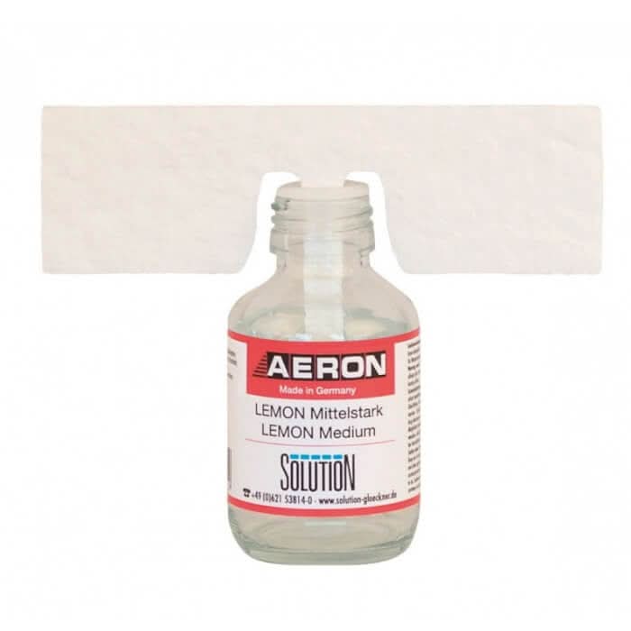 Klare glasflasche aeron lemon mittelstark mit rotem und weißem etikett enthält säurehaltiges reinigungsmittel