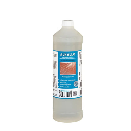 Klarer kunststoffflasche mit weißem deckel und blauem etikett der marke alkallo konzentrat mit durchsichtigem flüssigkeitsinhalt