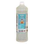 Eine klare kunststoffflasche mit weißem deckel und teal-schwarzem text auf hellblauem etikett charly superteppichreiniger hd