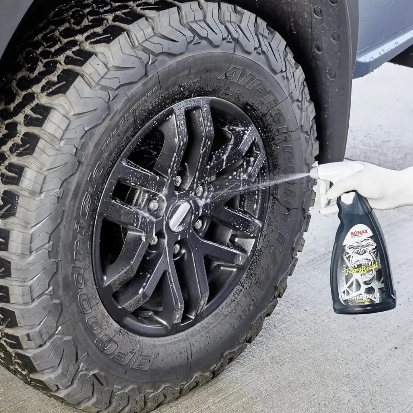 Schwarze sonax felgenbeast sprayflasche mit gorilla logo zur reinigung von reifen und felgen 1l