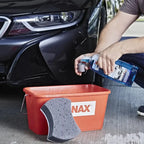 Orange sonax nax eimer mit grauem schwamm neben sonax xtreme shampoo 2 in 1 1l zur fahrzeugwäsche