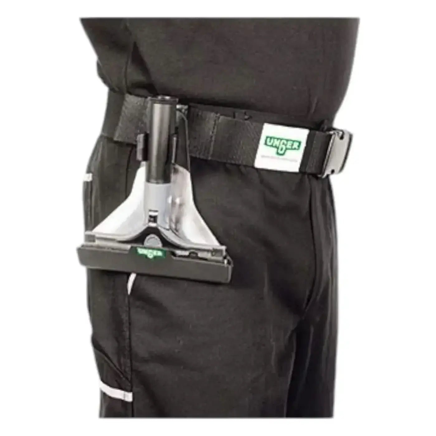 Schwarze und silberne unger ergo tec ninja holster teppichreinigungsaufsatz montiert an einem gürtel