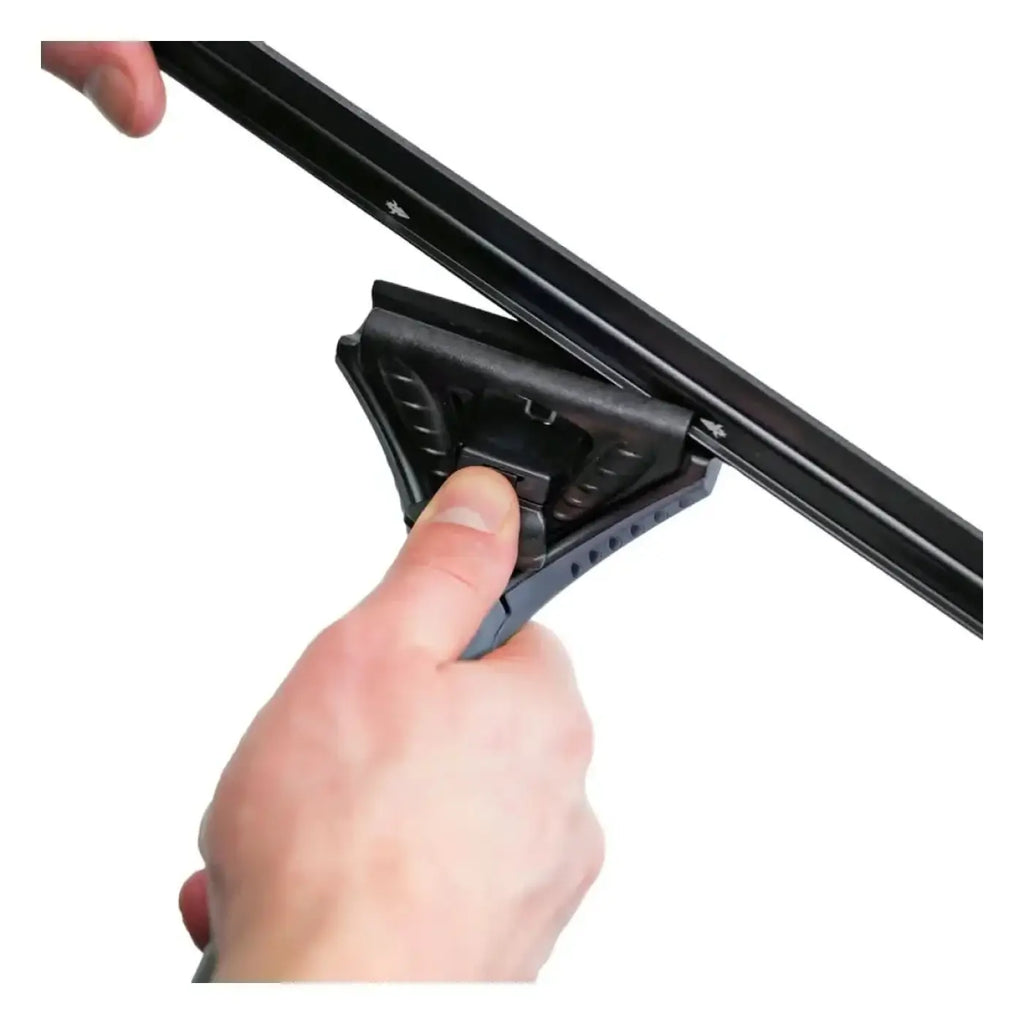 Schwarzes kunststoff-montagewerkzeug für scheibenwischer im unger ergotec ninja starter fensterputzer-set 2in1 akn10